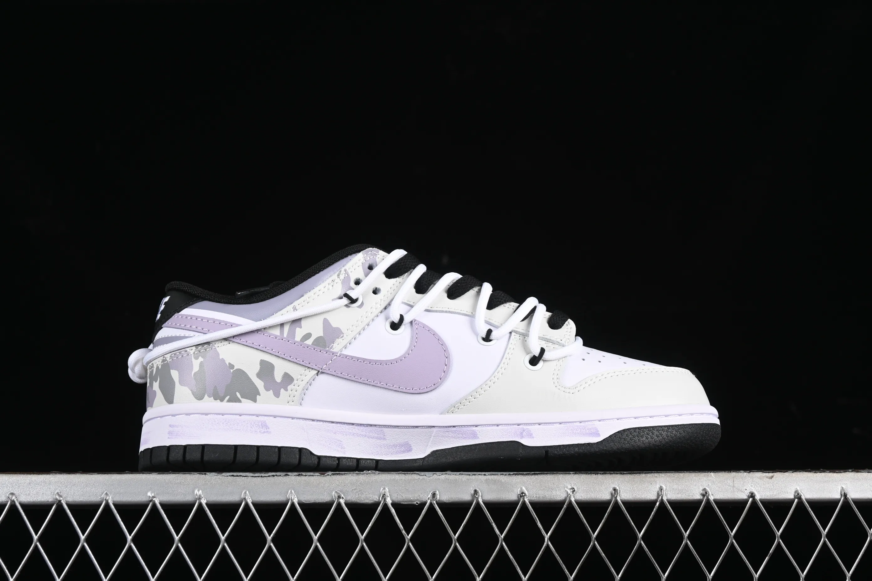All Categories Nk SB Dunk Series Nk SB Dunk Low Low-top sneakers Nk Dunk Low Special mission camouflage Warship Simple black, white, purple and gray SB strap low-top casual sneakers DD1391-100